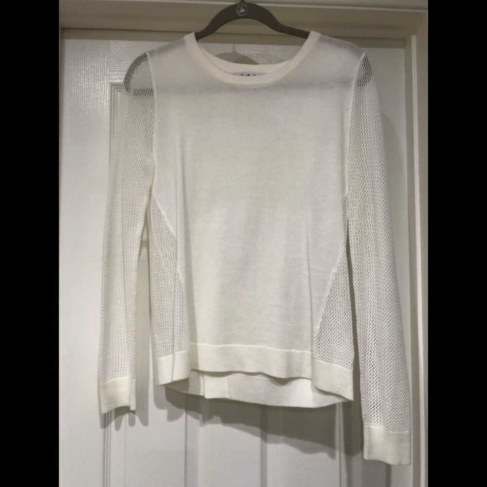 Beautiful Cabi light weight sweater !!❤️☺️